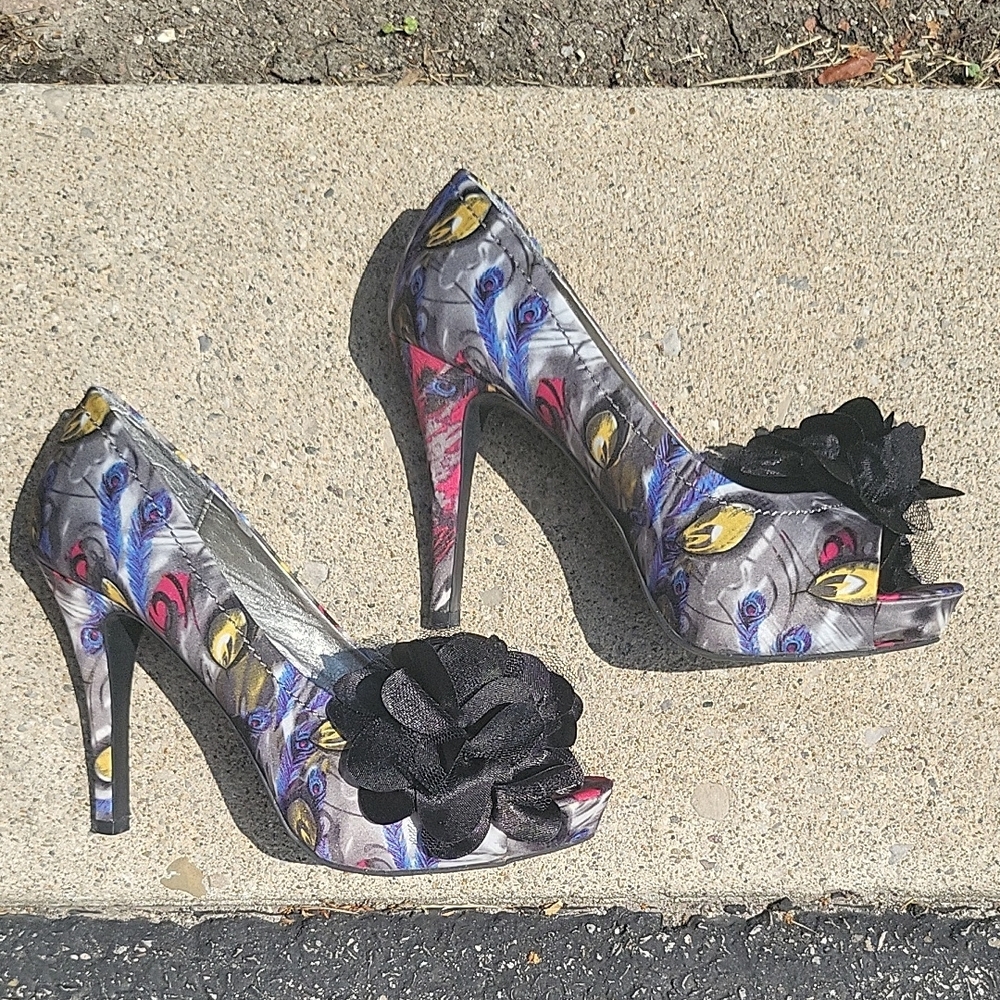 SEXY Grey & Multicolor Feather Pattern Platform Peep-Toe Heels with Rosettes